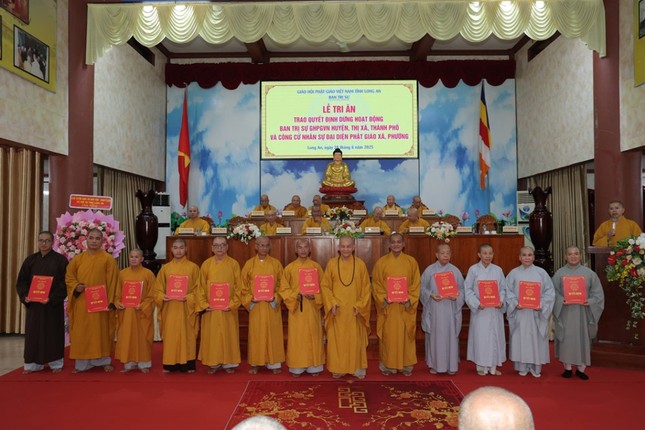 Hòa thượng Thích Minh Thiện tiếp tục trao quyết định về việc điều chỉnh, bổ sung nhân sự Ban Giám hiệu Trường Trung cấp Phật học Long An Hòa thượng Thích Minh Thiện tiếp tục trao quyết định về việc điều chỉnh, bổ sung nhân sự Ban Giám hiệu Trường Trung cấp Phật học Long An