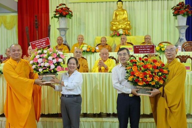 Dịp này, đại diện lãnh đạo tỉnh cũng tặng hoa tri ân đến Ban Trị sự tỉnh