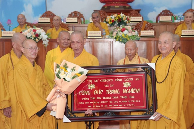 Ban Thường trực tặng khánh vàng tri ân đến chư tôn Trưởng lão Hòa thượng Ban Chứng minh Ban Thường trực tặng khánh vàng tri ân đến chư tôn Trưởng lão Hòa thượng Ban Chứng minh