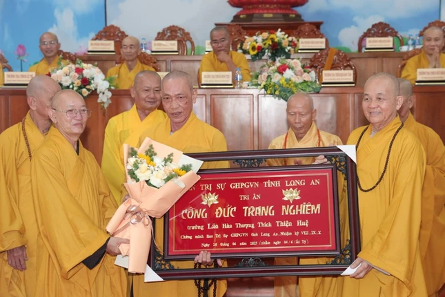 Ban Thường trực tặng khánh vàng tri ân đến chư tôn Trưởng lão Hòa thượng Ban Chứng minh