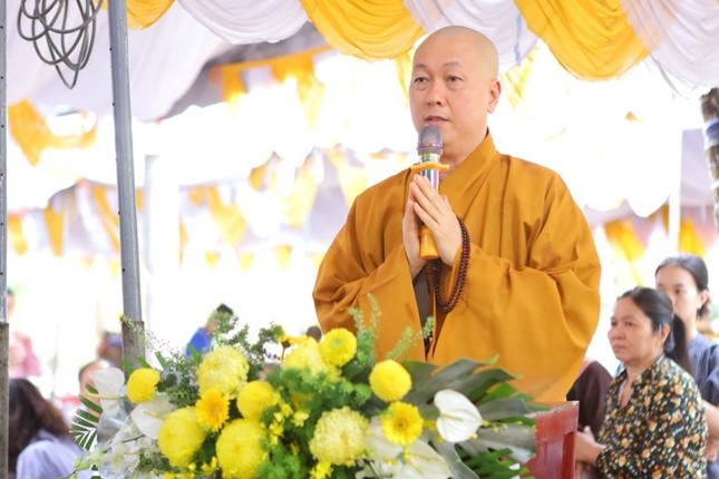 Thượng tọa Thích Huệ Định, Trưởng ban Trị sự huyện, Trưởng ban Tổ chức phát biểu khai mạc Thượng tọa Thích Huệ Định, Trưởng ban Trị sự huyện, Trưởng ban Tổ chức phát biểu khai mạc