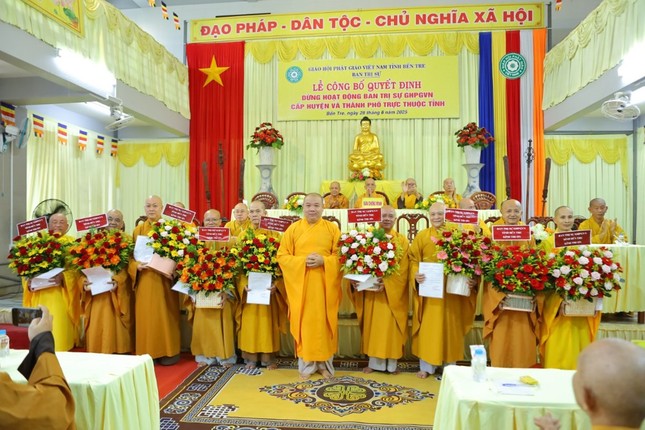 Ban Trị sự GHPGVN tỉnh trao tặng hoa tri ân đến 9 Ban Trị sự các huyện, thành phố