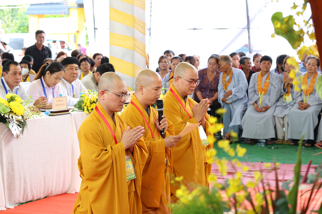 Đại đức Thích Thiện Đăng, tân trụ trì, Trưởng ban Quản trị dâng lời phát nguyện nhận nhiệm vụ