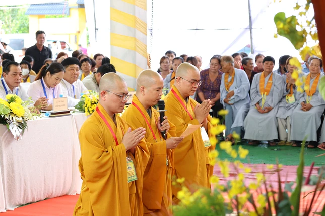 Đại đức Thích Thiện Đăng, tân trụ trì, Trưởng ban Quản trị dâng lời phát nguyện nhận nhiệm vụ