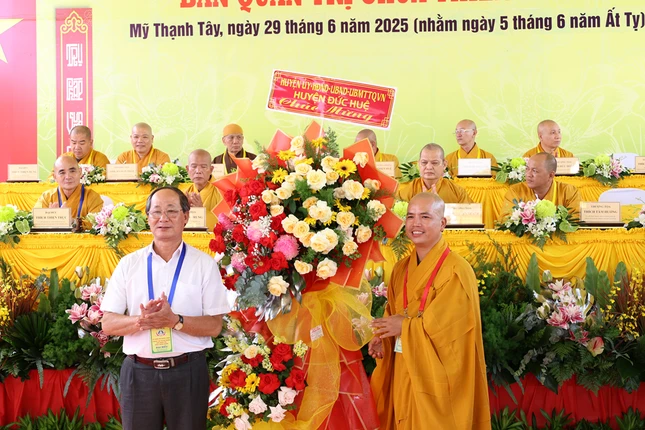 Ông Lê Văn Nên tặng hoa chúc mừng của Huyện ủy H.Đức Huệ