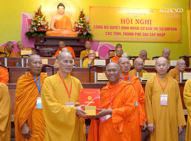 Hòa thượng Thạch Sóc Xane trao quyết định đến Ban Trị sự GHPGVN tỉnh An Giang
