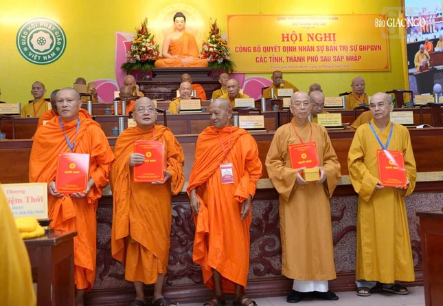 Hòa thượng Đào Như trao quyết định đến Ban Trị sự GHPGVN tỉnh Đồng Nai