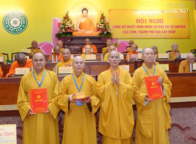 Hòa thượng Thích Thiện Thống trao quyết định đến Ban Trị sự GHPGVN tỉnh Quảng Ngãi