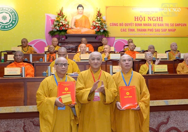 Hòa thượng Thích Huệ Thông trao quyết định nhân sự đến Ban Trị sự GHPGVN tỉnh Khánh Hòa