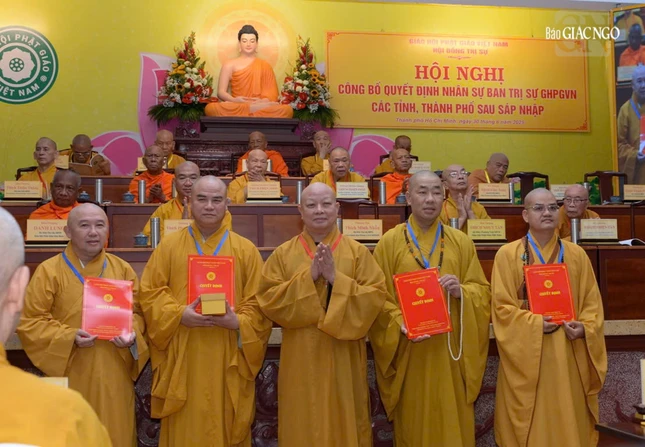 Hòa thượng Thích Lệ Trang trao quyết định đến Ban Trị sự GHPGVN tỉnh Đồng Tháp