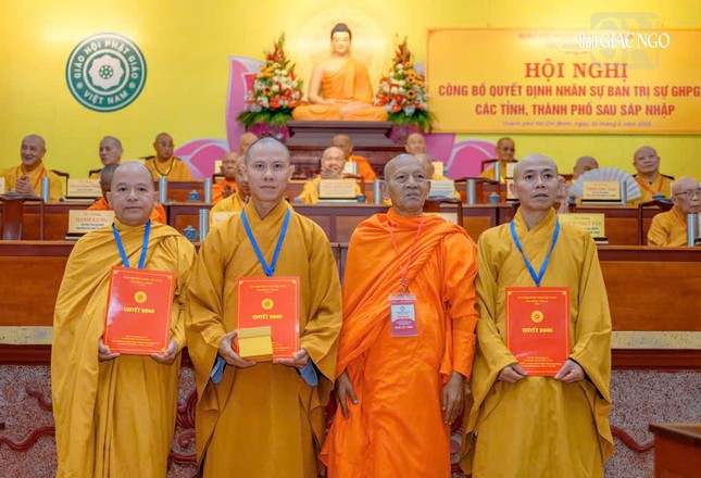 Hòa thượng Đào Như trao quyết định đến Ban Trị sự GHPGVN tỉnh Đắk Lắk