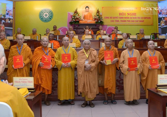 Hòa thượng Thích Giác Toàn trao quyết định đến Ban Trị sự GHPGVN tỉnh Cà Mau