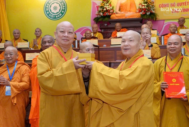 Trưởng lão Hòa thượng Thích Thiện Nhơn trao quyết định đến Hòa thượng Thích Lệ Trang, Trưởng ban Trị sự GHPGVN TP.Hồ Chí Minh mới