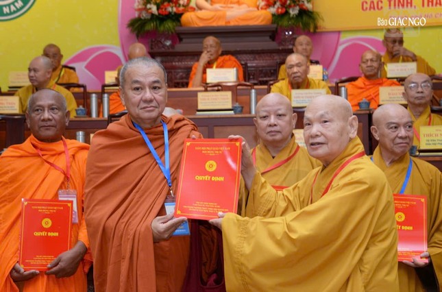 Trưởng lão Hòa thượng Thích Thiện Nhơn trao quyết định đến Thượng tọa Thích Giác Trí, Phó Trưởng ban Trị sự TP.Hồ Chí Minh