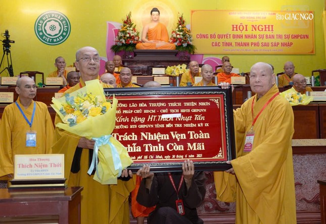 Trưởng lão Hòa thượng Thích Thiện Nhơn trao khánh tri ân đến Hòa thượng Thích Nhựt Tấn