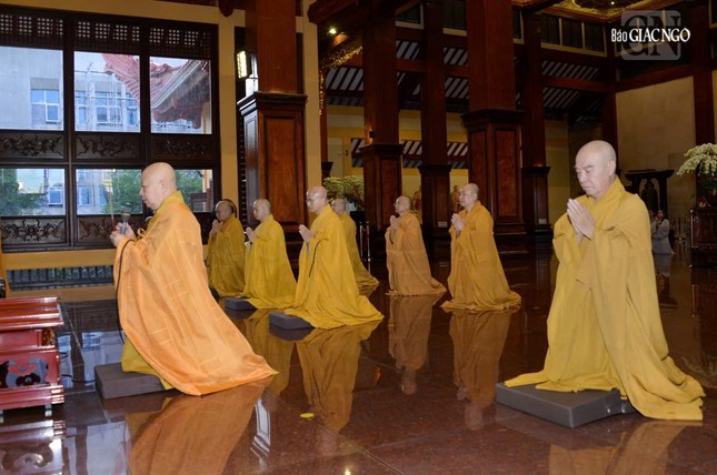 Hòa thượng Thích Lệ Trang cùng chư tôn đức Ban Thường trực Ban Trị sự GHPGVN TP.HCM mới vừa được công cử, chỉ định thực hiện nghi thức cầu quốc thái dân an