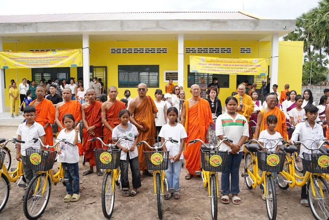 Đoàn trao 50 xe đạp cho học sinh nghèo - Ảnh: T.N