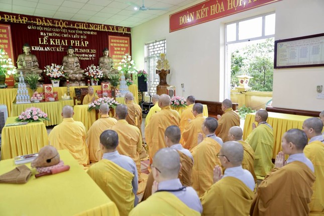 Chư Tăng, Ni hành giả đảnh lễ Hòa thượng Hạ chủ Chư Tăng, Ni hành giả đảnh lễ Hòa thượng Hạ chủ