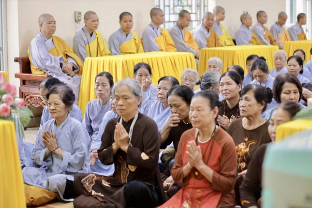 Chư Ni và Phật tử tham dự Chư Ni và Phật tử tham dự