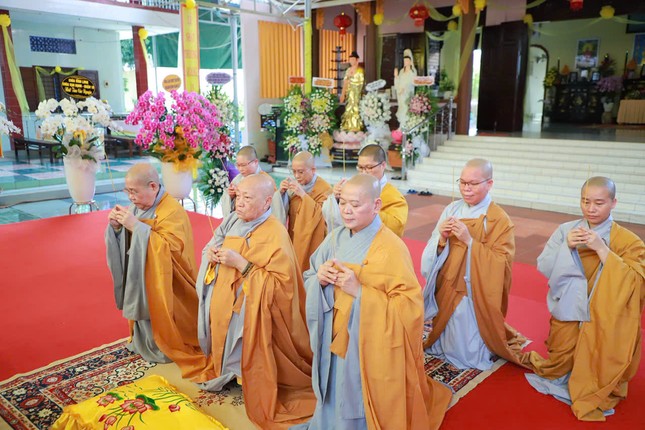 Chư Ni Phân ban Ni giới T.Ư, TP.HCM thành kính dâng hương tưởng niệm