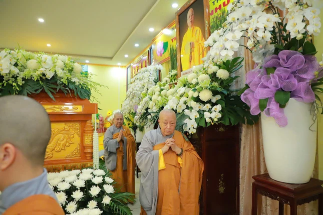 Chư vị Ni trưởng hữu nhiễu kim quan tiễn biệt Ni trưởng Thích nữ Như Tâm