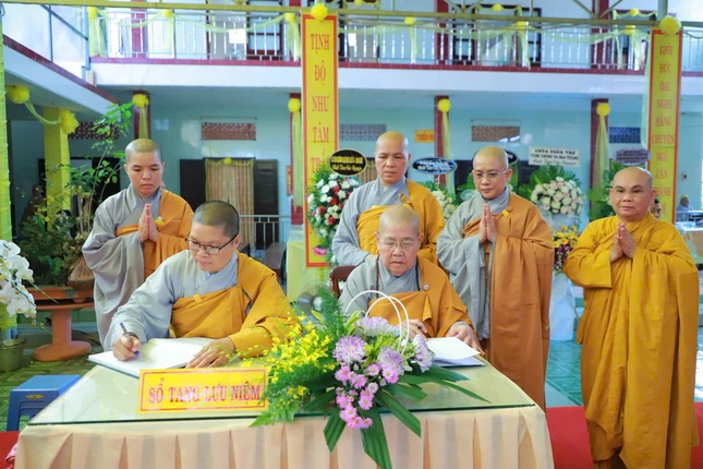 Chư Ni viết sổ tang phân ưu cùng môn đồ pháp quyến