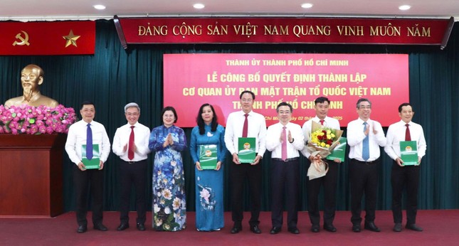 Lãnh đạo Thành ủy TP.HCM trao các quyết định - Ảnh: MTTQVN TP Lãnh đạo Thành ủy TP.HCM trao các quyết định - Ảnh: MTTQVN TP