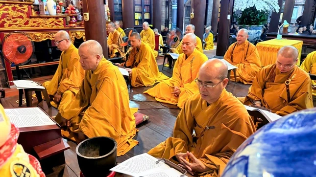 Chư Tăng trì tụng kinh Dược Sư cầu nguyện quốc thái dân an