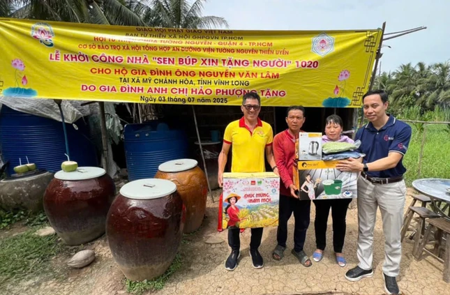 Đại diện chùa Tường Nguyên trao quà đến gia đình ông Nguyễn Văn Lâm Đại diện chùa Tường Nguyên trao quà đến gia đình ông Nguyễn Văn Lâm