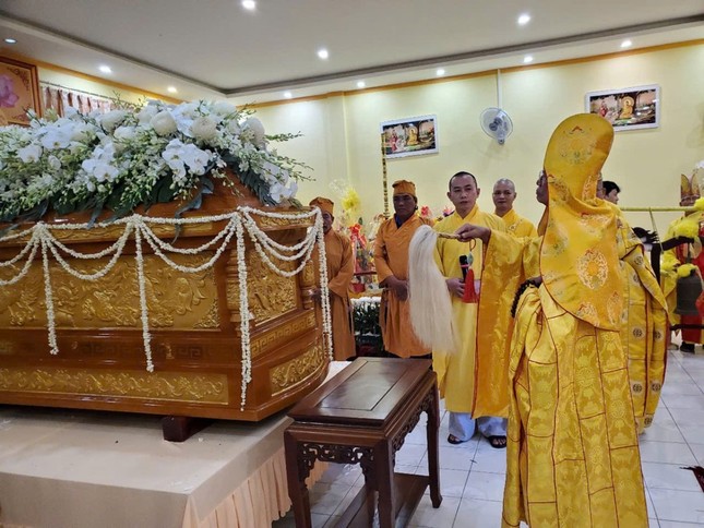 Hòa thượng Thích Huệ Tâm cử hành lễ phất trần