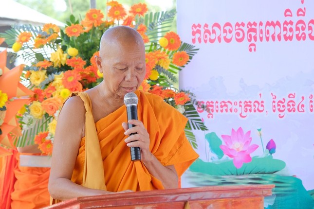 Hòa thượng Trần Phương, trụ trì chùa Bồ Đề hải đảo báo cáo quy hoạch tổng thể công trình