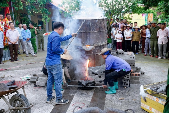 Rót đồng vào khuôn