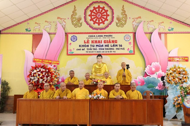 Thượng tọa Thích Lệ Trí phát biểu tại lễ khai mạc