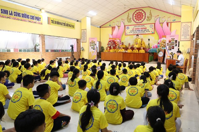 Khóa tu thu hút 500 em thanh thiếu niên tham gia