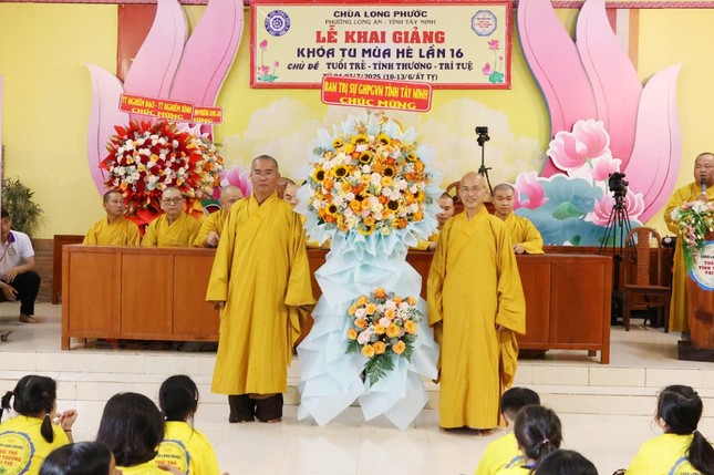 Thượng tọa Thích Minh Thọ đại diện Ban Trị sự GHPGVN tỉnh Tây Ninh chúc mừng