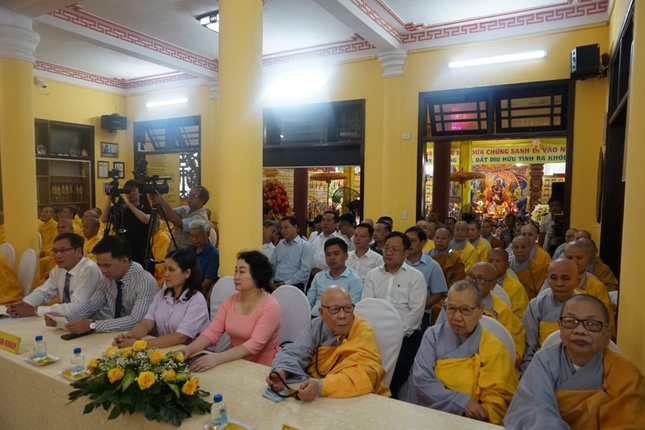 Chư tôn đức Tăng Ni và đại diện các cơ quan tham dự