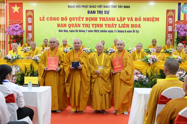 Thượng tọa Thích Quảng Tâm, Trưởng ban Trị sự tỉnh Tây Ninh trao quyết định đến tân trụ trì và Ban Quản trị