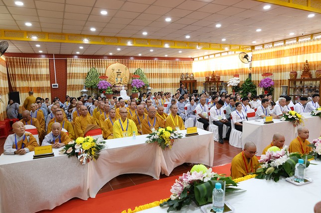 Chư tôn đức Tăng Ni và đại diện các cơ quan tham dự