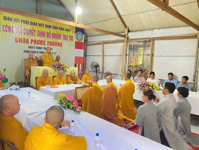 Hòa thượng Thích Trí Minh sách tấn đến Đại đức Thích Hạnh Nghiêm