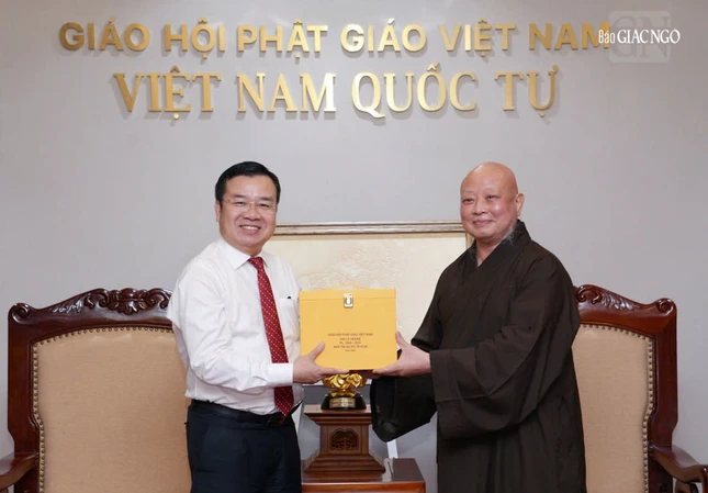 Hòa thượng Thích Lệ Trang trao quà lưu niệm đến Giám đốc Sở Dân tộc và Tôn giáo TP.HCM
