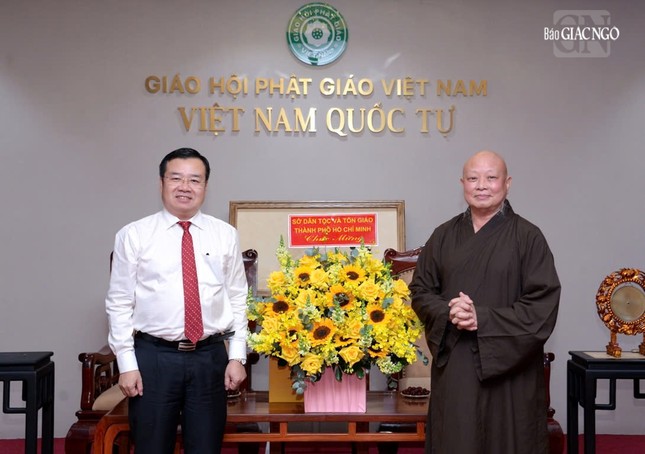 Giám đốc Sở Dân tộc và Tôn giáo TP.HCM Nguyễn Văn Đồng tặng hoa chúc mừng nhân buổi thăm