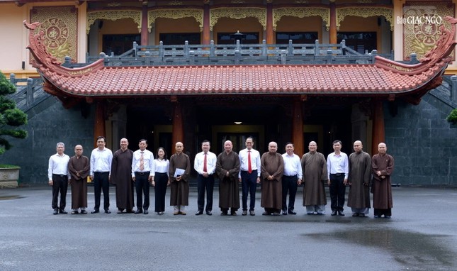 Phái đoàn chụp ảnh lưu niệm cùng chư tôn đức Ban Trị sự TP.HCM tại Việt Nam Quốc Tự