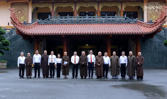 Phái đoàn chụp ảnh lưu niệm cùng chư tôn đức Ban Trị sự TP.HCM tại Việt Nam Quốc Tự