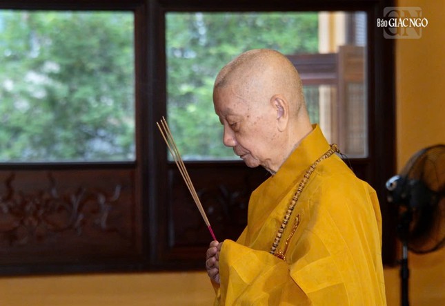 Đức Pháp chủ GHPGVN - Đại lão Hòa thượng Thích Trí Quảng niêm hương bạch Phật