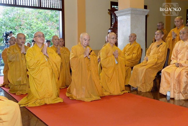 ... và đại diện môn đồ pháp quyến