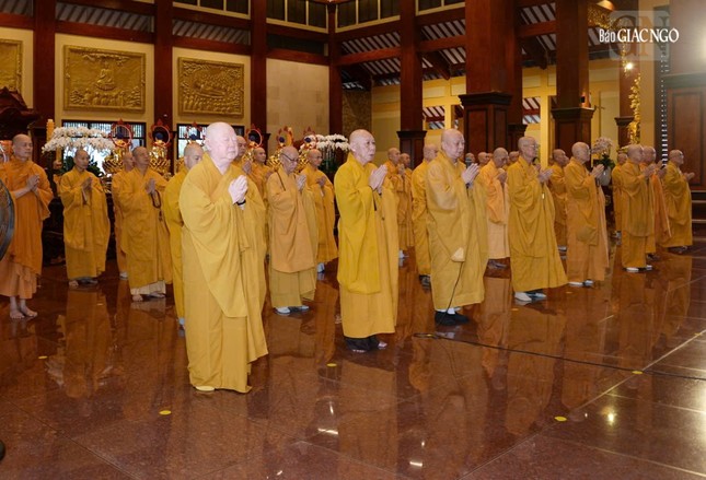 Chư tôn đức thành kính đảnh lễ Tam bảo