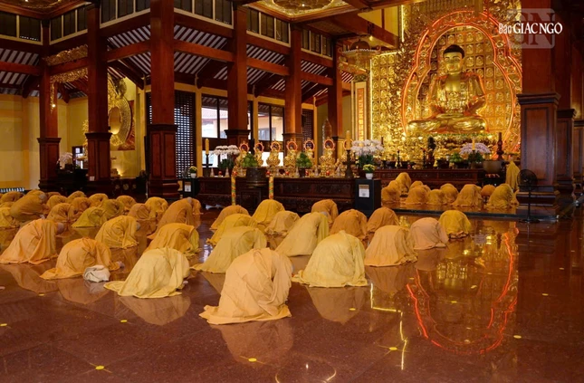 Đại chúng đảnh lễ Tam bảo tại chánh điện Việt Nam Quốc Tự Đại chúng đảnh lễ Tam bảo tại chánh điện Việt Nam Quốc Tự