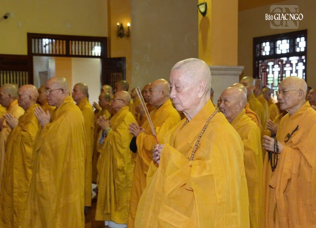 Đức Pháp chủ GHPGVN thắp hương tưởng niệm