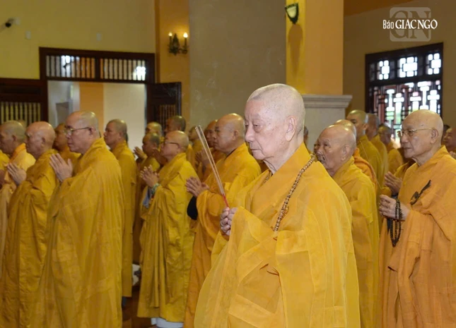 Đức Pháp chủ GHPGVN thắp hương tưởng niệm Đức Pháp chủ GHPGVN thắp hương tưởng niệm