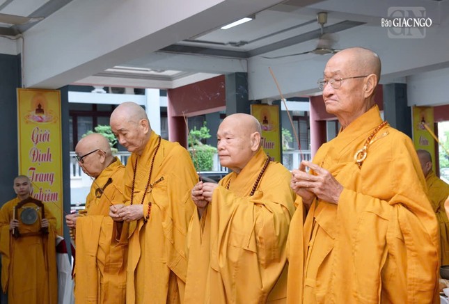 Thắp hương tưởng niệm